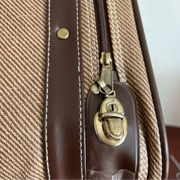 Vintage Luggage/Suitcase 🧳 - Picture 9 of 15